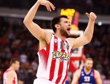 Το... φιλί του Παπανικολάου στον Μιλουτίνοφ (βίντεο)